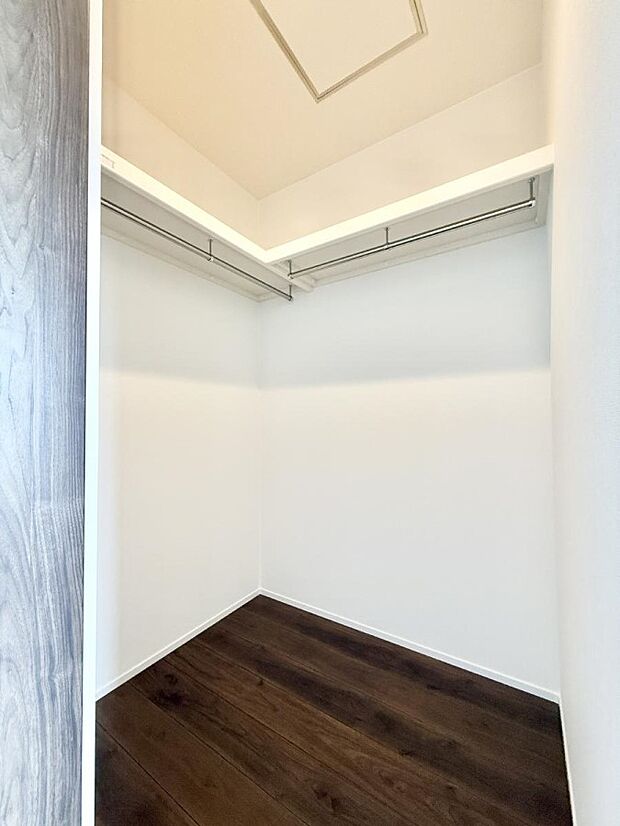 ■季節の洋服も、思い出の小物もすっきり収納できるウォークインクローゼット付
