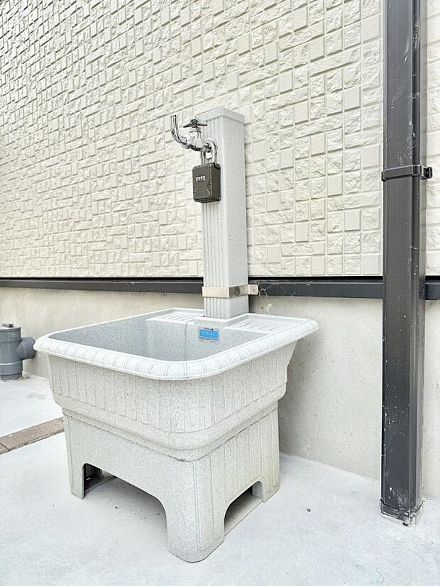 ■ガーデニングや洗車などの際に大活躍な屋外立水栓  