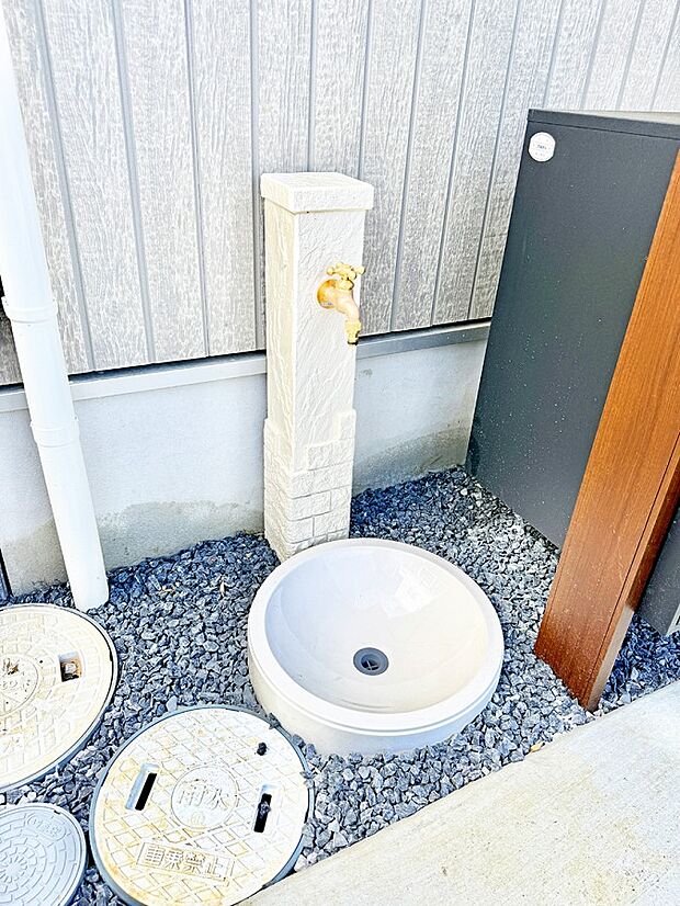 ■ガーデニングや洗車などの際に大活躍な屋外立水栓  