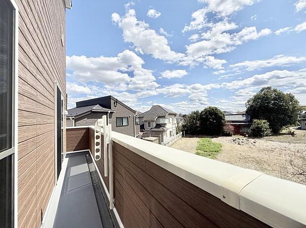 ■ 心地よい風と光を感じる、くつろぎのバルコニー