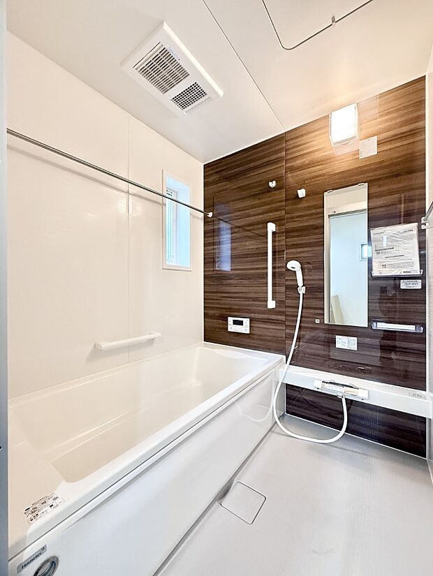 ■落ち着いた色合いの壁面、ゆっくり寛げるバスルーム