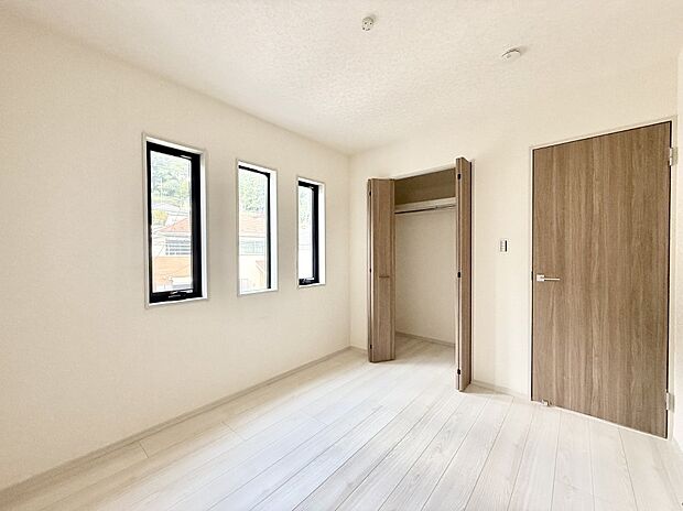 10号棟 ■窓の配置や通気性の良い設計で部屋の空気がこもらず、常に新鮮な空気が流れます