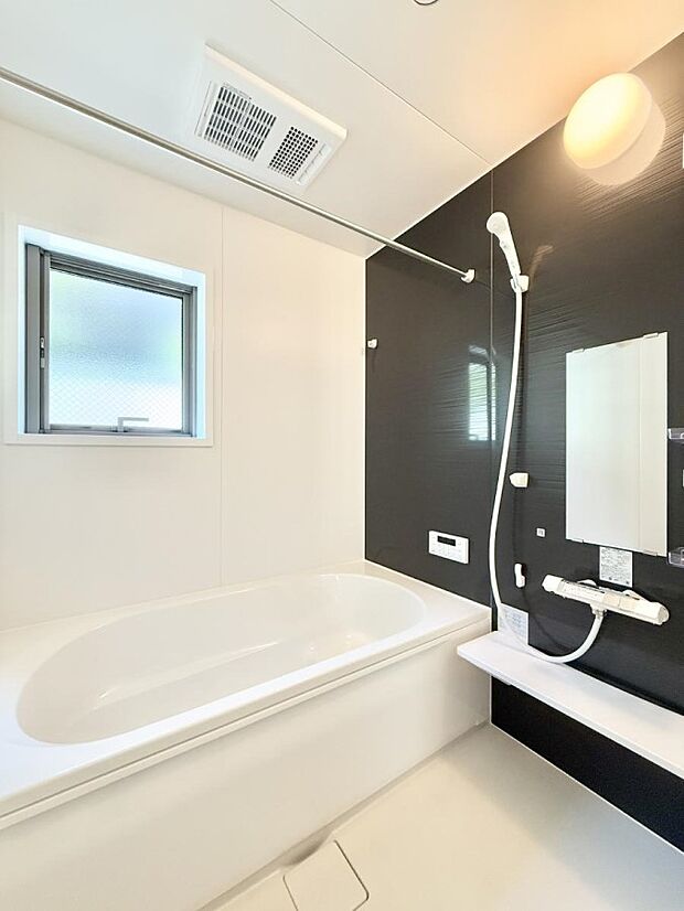 ■落ち着いた色合いの壁面、ゆっくり寛げるバスルーム