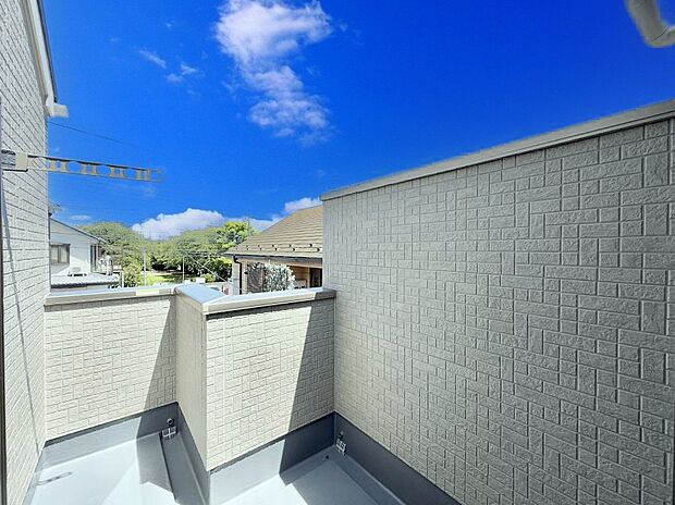 ■ 心地よい風と光を感じる、くつろぎのバルコニー