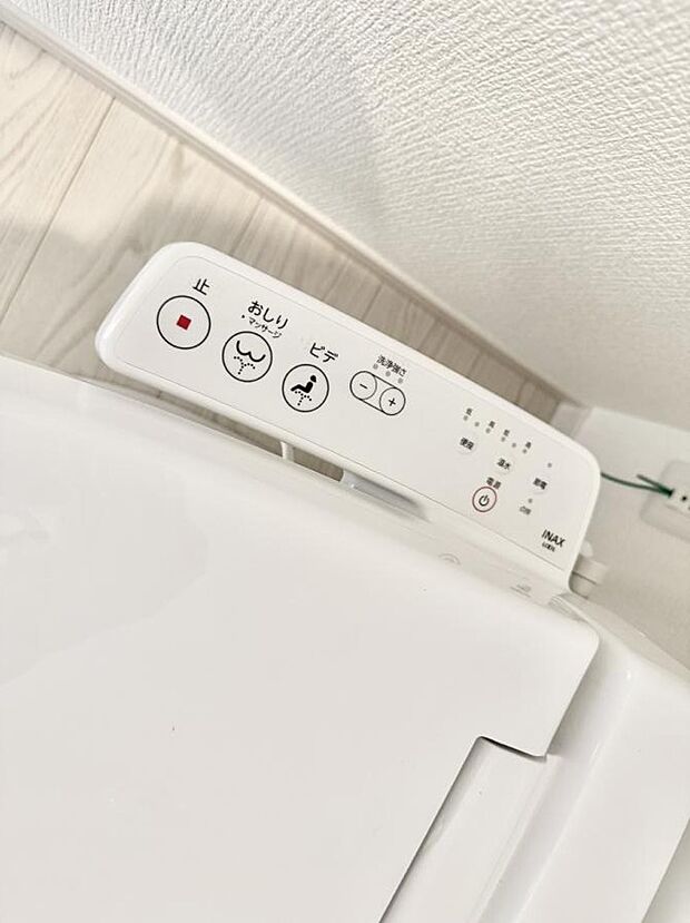 ■温水洗浄で快適、清潔感が保たれるシャワートイレ