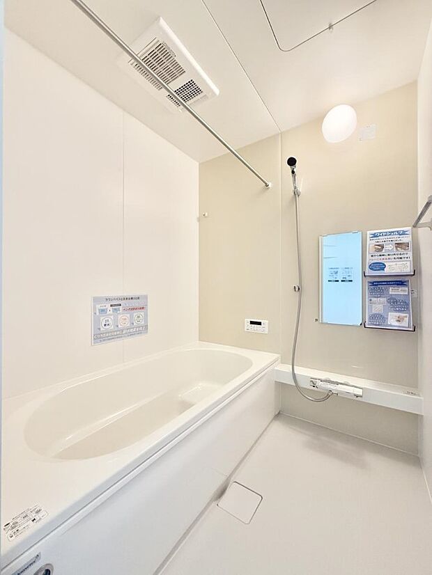 ■落ち着いた色合いの壁面、ゆっくり寛げるバスルーム