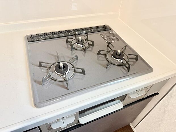 ■3口コンロのシステムキッチンで料理の手順もスムーズに