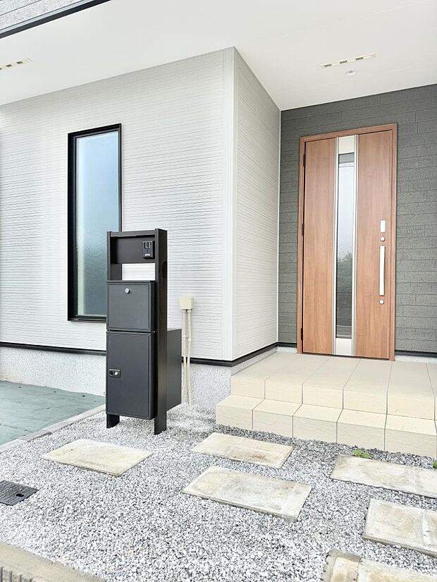 ■ シンプルで美しく、住まいの第一印象を彩る玄関です