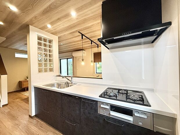 ■シンプルで機能的、毎日使いやすいキッチン