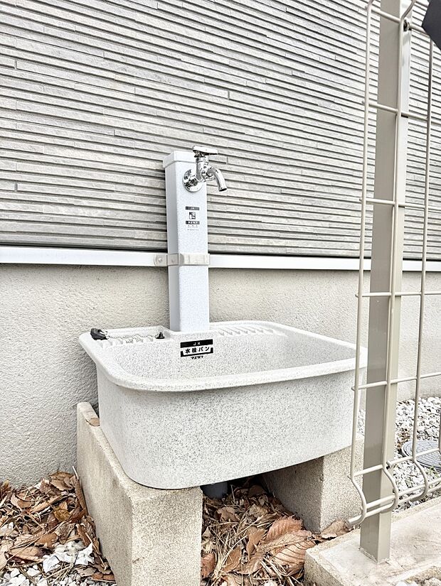 ガーデニングや洗車などの際に大活躍な屋外立水栓