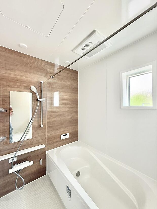 ■落ち着いた色合いの壁面、ゆっくり寛げるバスルーム