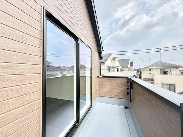 ■ 心地よい風と光を感じる、くつろぎのバルコニー