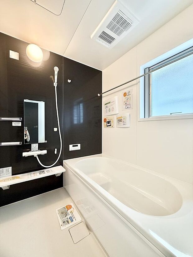 ■落ち着いた色合いの壁面、ゆっくり寛げるバスルーム