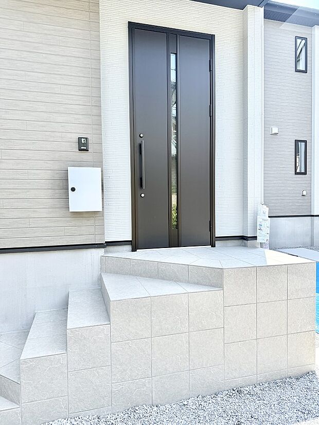 ■ シンプルで美しく、住まいの第一印象を彩る玄関です