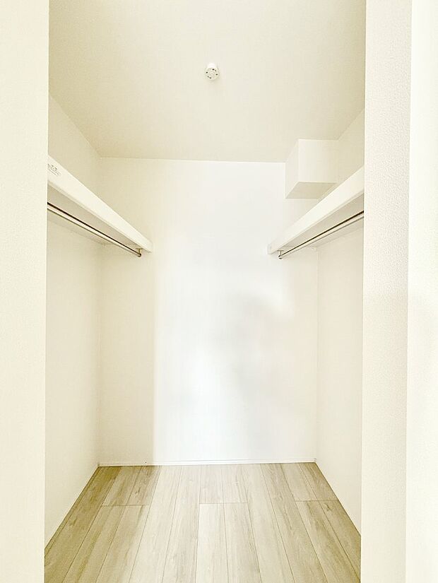 ■季節の洋服も、思い出の小物もすっきり収納できるウォークインクローゼット付