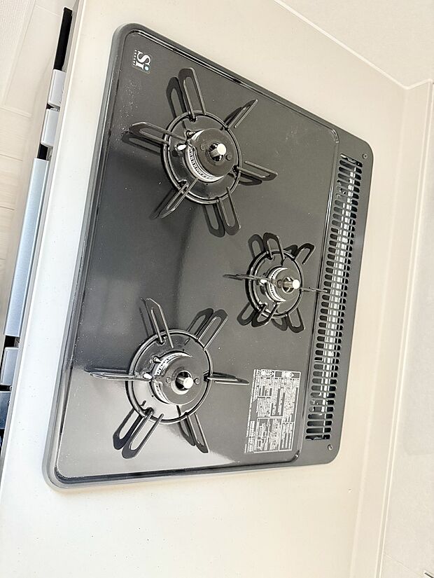 ■3口コンロのシステムキッチンで料理の手順もスムーズに  