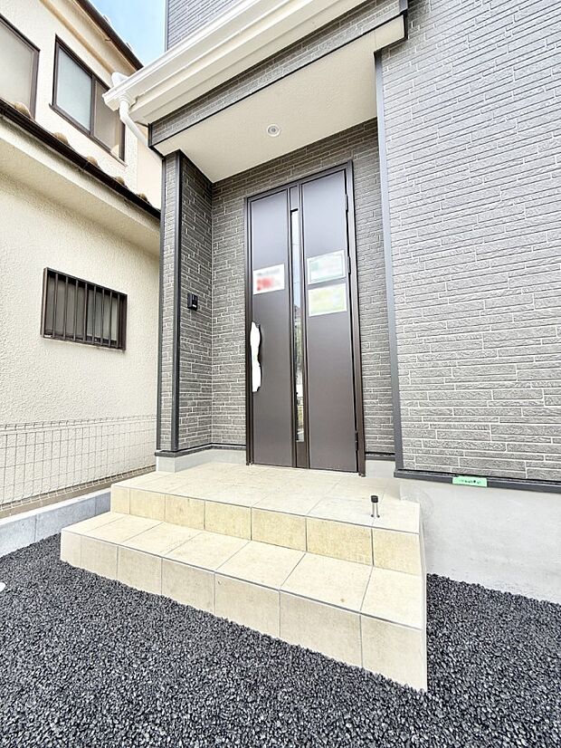■ シンプルで美しく、住まいの第一印象を彩る玄関です