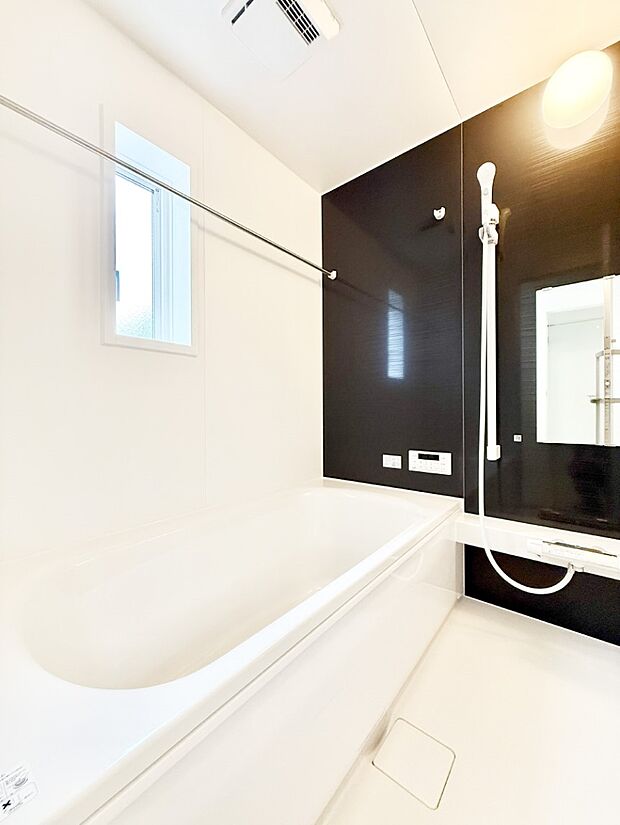 ■落ち着いた色合いの壁面、ゆっくり寛げるバスルーム