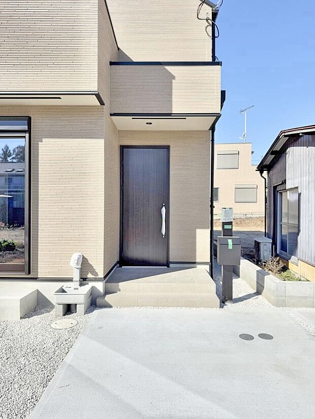 ■ シンプルで美しく、住まいの第一印象を彩る玄関です