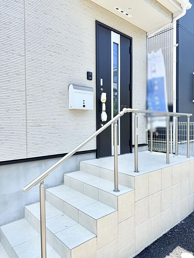 ■ シンプルで美しく、住まいの第一印象を彩る玄関です