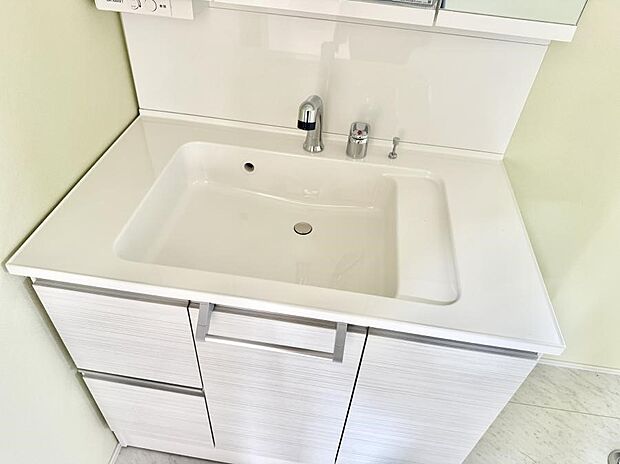 ■細かい部分まで洗いやすく便利なハンドシャワー付き