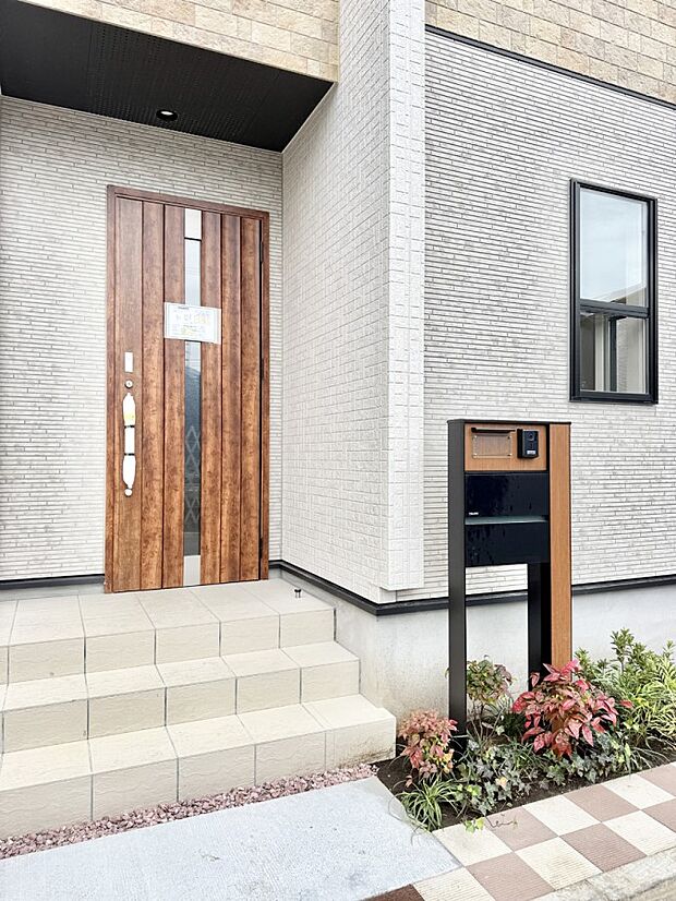 ■ 家族とゲストをやさしく迎える、心温まる玄関