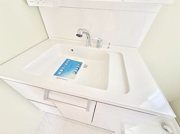 ■細かい部分まで洗いやすく便利なハンドシャワー付き