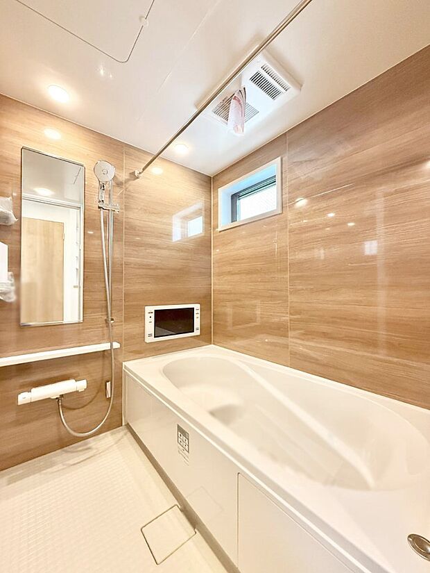 ■落ち着いた色合いの壁面、ゆっくり寛げるバスルーム