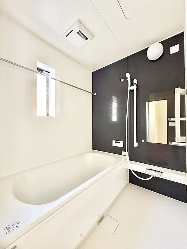 ■落ち着いた色合いの壁面、ゆっくり寛げるバスルーム