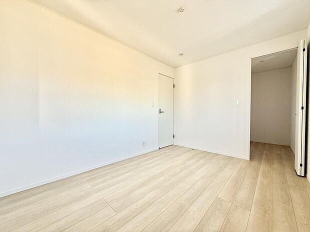 ■シンプルな空間で、収納付きベッドやデスクなど、多機能な家具を活用しやすいです