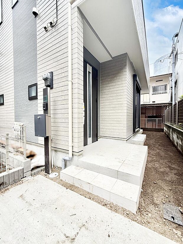 ■ シンプルで美しく、住まいの第一印象を彩る玄関です