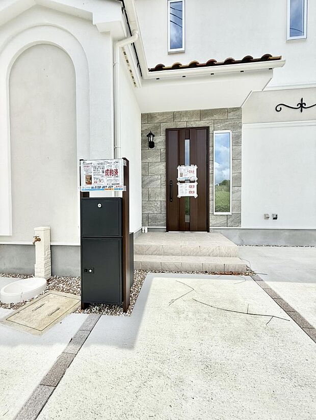 ■ シンプルで美しく、住まいの第一印象を彩る玄関です