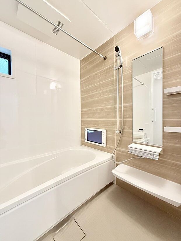 ■落ち着いた色合いの壁面、ゆっくり寛げるバスルーム