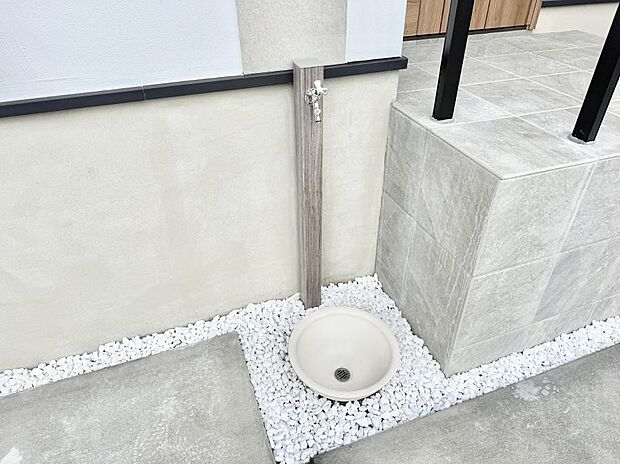 ■ガーデニングや洗車などの際に大活躍な屋外立水栓  