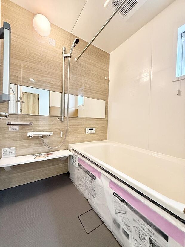 ■落ち着いた色合いの壁面、ゆっくり寛げるバスルーム