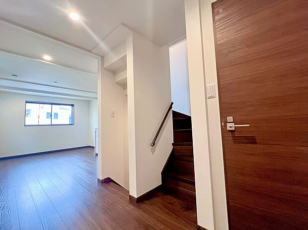 ■自然の光が差し込み、明るい空間が広がります