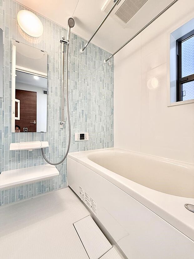 ■落ち着いた色合いの壁面、ゆっくり寛げるバスルーム