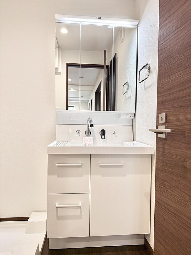 ■明るい洗面所は毎朝の歯磨きも楽しくできちゃいそうです♪