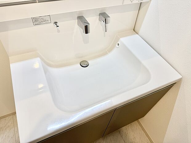 ■細かい部分まで洗いやすく便利なハンドシャワー付き