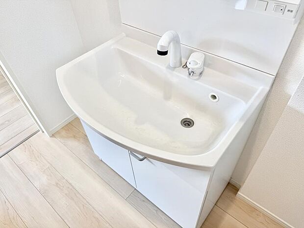 ■細かい部分まで洗いやすく便利なハンドシャワー付き