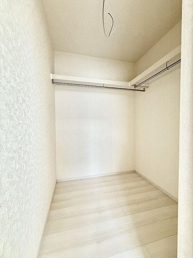 ■季節の洋服も、思い出の小物もすっきり収納できるウォークインクローゼット付