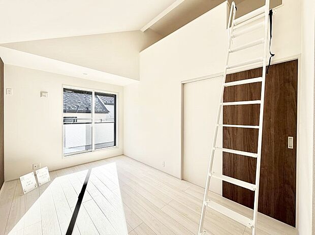 ■シンプルな空間で、収納付きベッドやデスクなど、多機能な家具を活用しやすいです