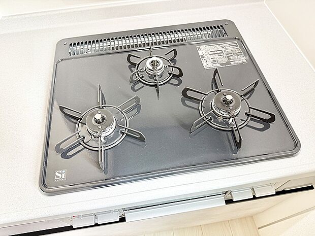 ■3口コンロのシステムキッチンで料理の手順もスムーズに