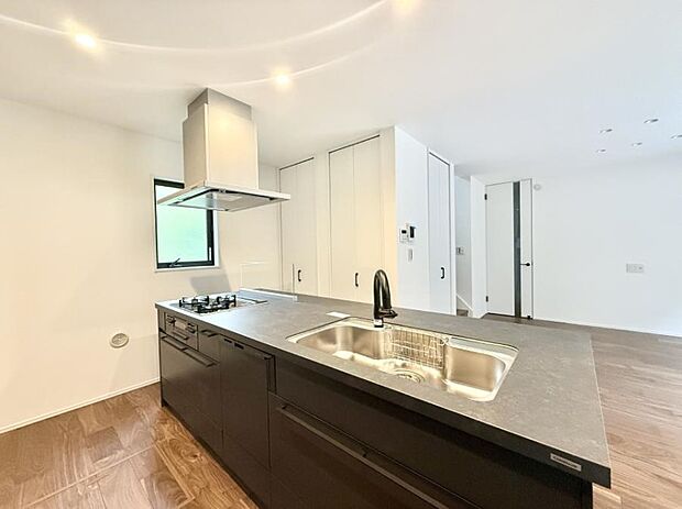 ■シンプルで機能的、毎日使いやすいキッチン