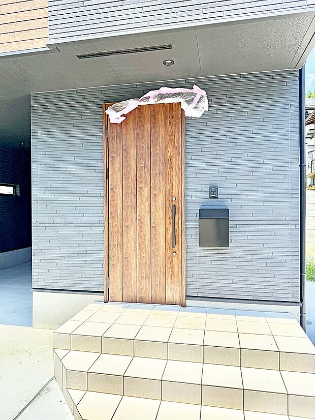 ■ シンプルで美しく、住まいの第一印象を彩る玄関です