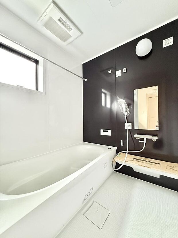 ■落ち着いた色合いの壁面、ゆっくり寛げるバスルーム