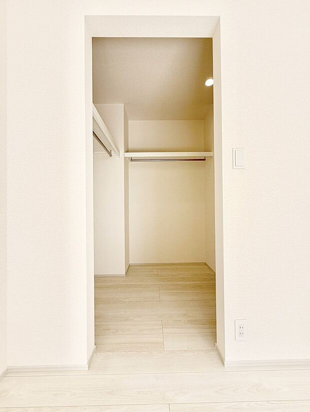 ■季節の洋服も、思い出の小物もすっきり収納できるウォークインクローゼット付