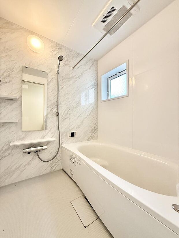 ■落ち着いた色合いの壁面、ゆっくり寛げるバスルーム