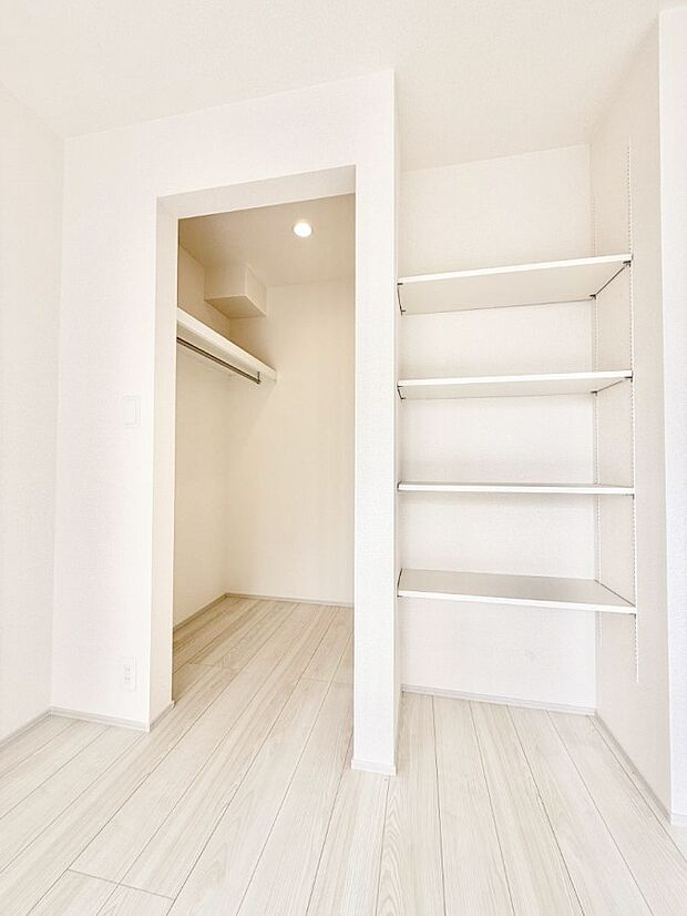 ■季節の洋服も、思い出の小物もすっきり収納できるウォークインクローゼット付