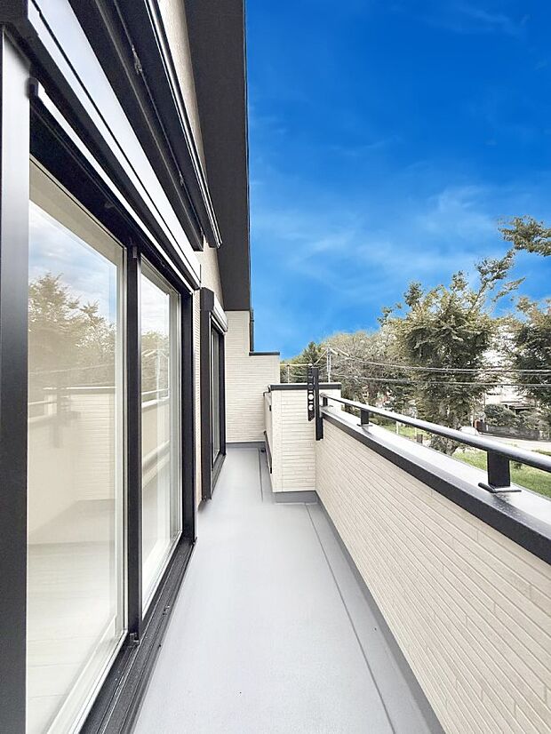 ■ 心地よい風と光を感じる、くつろぎのバルコニー